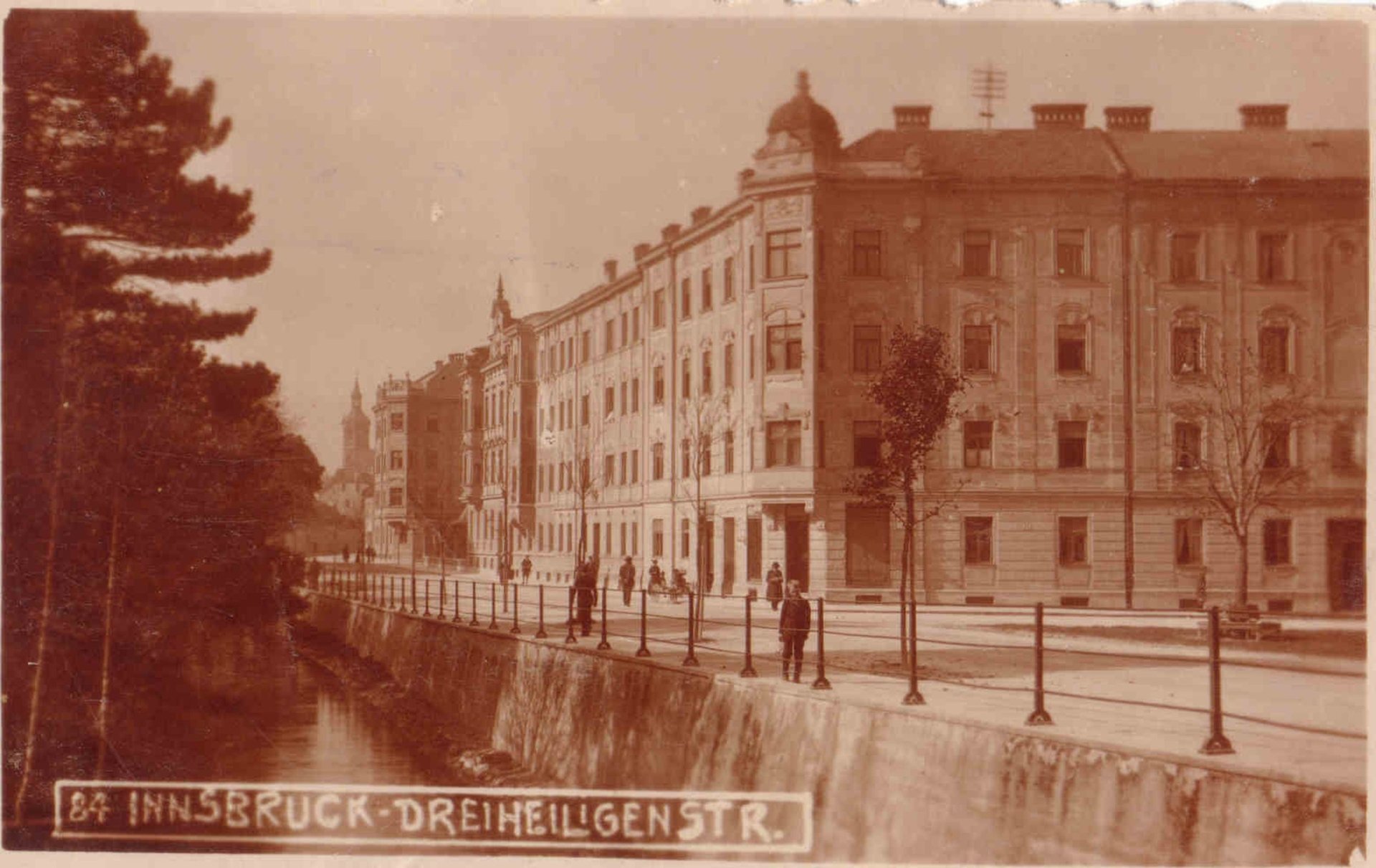 Text Jahnstrasse-at-the-highest-in-the-direction